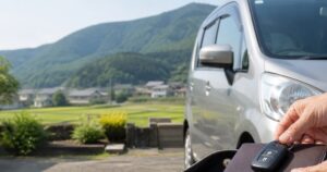 徳島県西部の山あいで家族の共有車と鍵、車両情報をまとめたケースを確認する様子